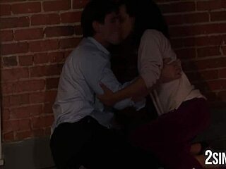 سحق على أستاذ الفيزياء يؤدي إلى أكشن صف دراسي بري