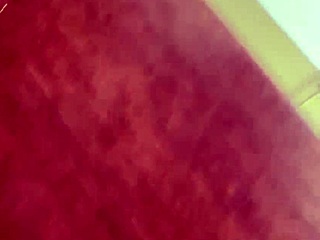 Fiatal twink maszturbál solo farkával meleg jelenetben