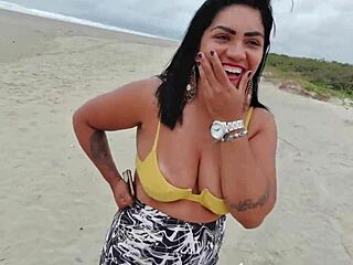 Levamos a novinha carioca na praia pra fuder com o casal no mato e pegaram agente transando