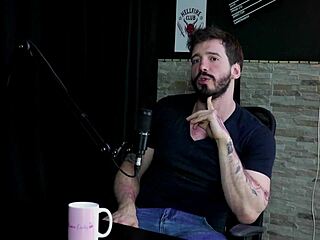 Arthur Aily Sheer Red w brazylijskim gej swingerskim fetyszu