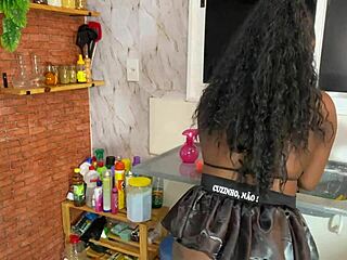 ทำไมแม่บ้านถึงเย็ดเจ้านายเพื่อขึ้นเงินเดือน? เธอถอดถุงยางเพื่อรู้สึกควยหนาของเขาในรูเปียก อ้อนวอนน้ำเงี่ยน!