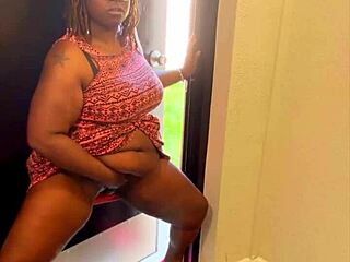 Ehi, guarda Nookiescookies raggiungere un orgasmo squirting selvaggio masturbandosi all'aperto in pubblico