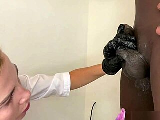 Helvetti! Kato äärimmäistä kyrvän sheivausta läheltä likaisella hoitsupuheella!