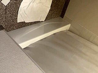 Ung twink onanerer alene med pikken i gay scene