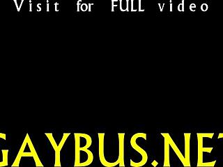 Esse cara gay sexy dá um boquete gostoso pro parceiro