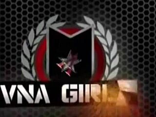 Прљава Ешли Фајерс показује своје велике природне сise и шири те велике усне пицке широко у доњем вешу.