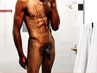 garoto negro hetero toma banho nu na casa do amigo gay pela primeira vez.