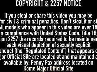 Coquine Ashley Fires exhibe ses gros seins naturels et écarte bien sa chatte en lingerie