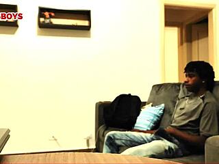 garoto negro hetero toma banho nu na casa do amigo gay pela primeira vez.