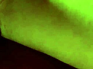 年轻美女用手指探索剃光阴户