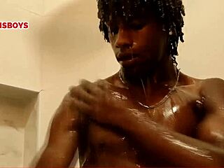 garoto negro hetero toma banho nu na casa do amigo gay pela primeira vez.