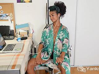 yanks mocha honey lola rose fingers hairy snatch