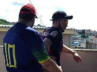 Парень 18+ без резинки глотает хуй на крыше при толпе за фейшел