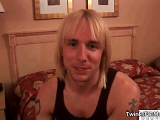 Süßer blonder Gay-Typ wird nackt