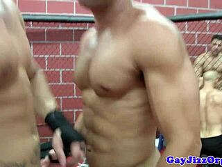 근육질 훈크들이 와일드 그룹 액션에서 세게 빨아