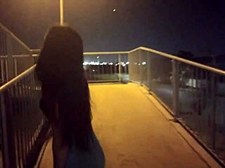 Jeg kigger på Sandy Cortez i offentligheden