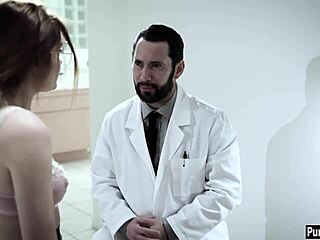 สาววัยรุ่นเสียความบริสุทธิ์กับหมอพลาสติกน่าขยะในห้องตรวจห้าม