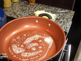 Човече, чукането на заварената ми майка Кимбър Лий за закуска е диво