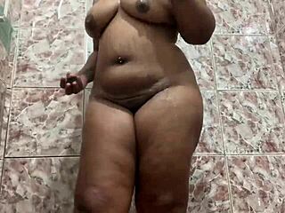 Azjatycka amatorka o ciemnej skórze bierze czarnego kutasa dla orgazmu w cipce i wytrysku na małe cycki 18+, ale czy ta sesja kończy się ekstazą czy bałaganem?