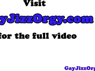 肌肉猛男在狂野群交中用力口交