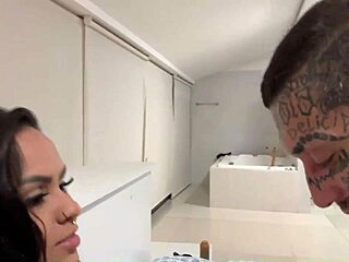 Ninfetinha safada com piercing no peito se exibindo