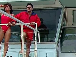 Възбуден съм, докато гледам спасителката с големи цици Холи Боди да чука шефа си по време на обедната почивка