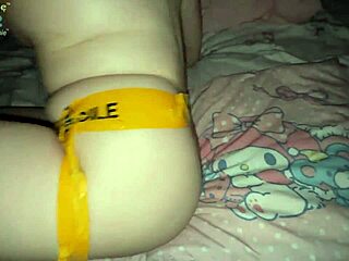 فتاة جميلة منحنية تأخذ كريب باي هائل في ثقب ضيق