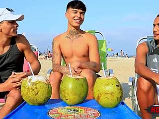 Dois caras se juntam pra uma dupla penetração interracial num safado em ménage gay com paus grandes