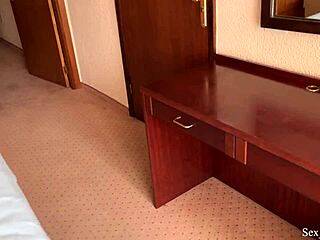 אמא חורגת חולקת מיטה ותחת עם הבן החורג במלון