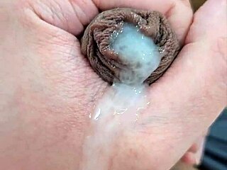 Cute brazilian novinho jerks off and cums solo at home 😍