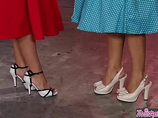 cherie deville teaches cassidy klein girl-on-girl tricks