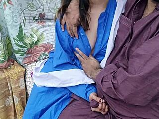 Desi-koulutyttö anelee isäpuolen isoa kyrpää