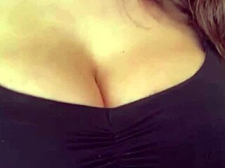 Imádott mostoha-anyu nyilvánosan villantja nagy tejes cicijét