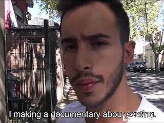 Аматьорски млад прав тинкейджър латино изпитва първи гей секс с непознат за пари в POV