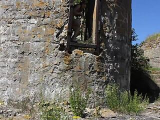 Naga sesja wzbudza zainteresowanie na opuszczonej bazie wojskowej na wyspie Totleben