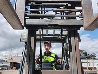 Step gay dad escapes into foot fantasy dreams at work!