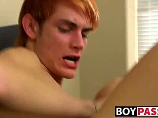 Twink mignon Kyler Moss se fait lécher cul et anal