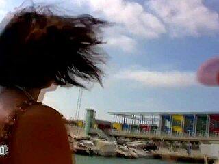 Френска курва крещи в оргазъм с по-стар кура дълбоко в дупето й