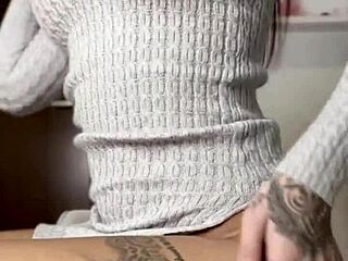 Susy gala fingers herself to orgasm in sexy lingerie