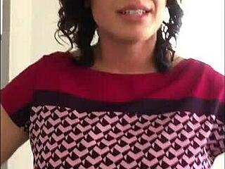 Милф сильно давится на сперме в зале ожидания