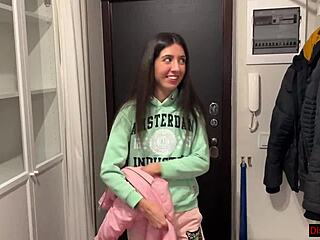 التقاط عام يصبح مجنوناً عندما يقنع الرجل الفتاة بجنس مقابل فلوس، خام وجريء في الخارج