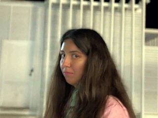 Публичен пикъп става див, когато момче убеждава момиче за секс за пари. Суров и смел навън.