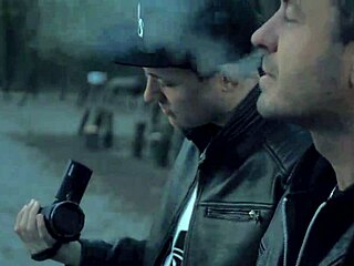 Mamuśka robi głębokie gardło publicznie z Julią Exclusiv na wolfwagner com