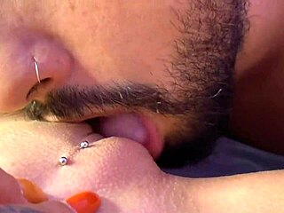 Chupou minha bucetinha gostoso até esguichar