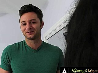 Estudiante colgado paga alquiler montando casera cougar cachonda Alexandra Silk