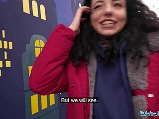 공공 에이전트가 게임에서 진 젊은이를 박아줘