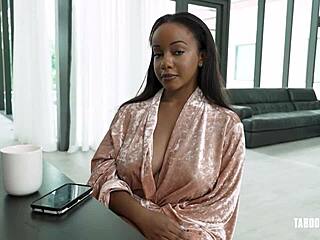 אמא חורגת לילי סטארפייר מציעה תחת לסקס פרידה!