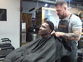 Rocco Steele keményen tolja óvszer nélkül, rimjobbal és nagy farkú lovaglással egy interracial meleg fodrászatban