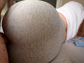 Hei, sora vitregă m-a prins masturbându-mă și am futut-o prin gaura din colanți