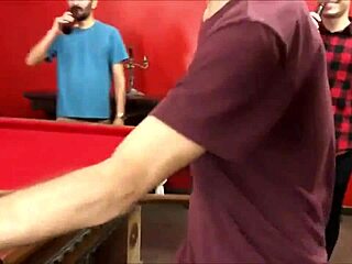 Mladá hra se změní v intenzivní anální šukaní a skupinový sex